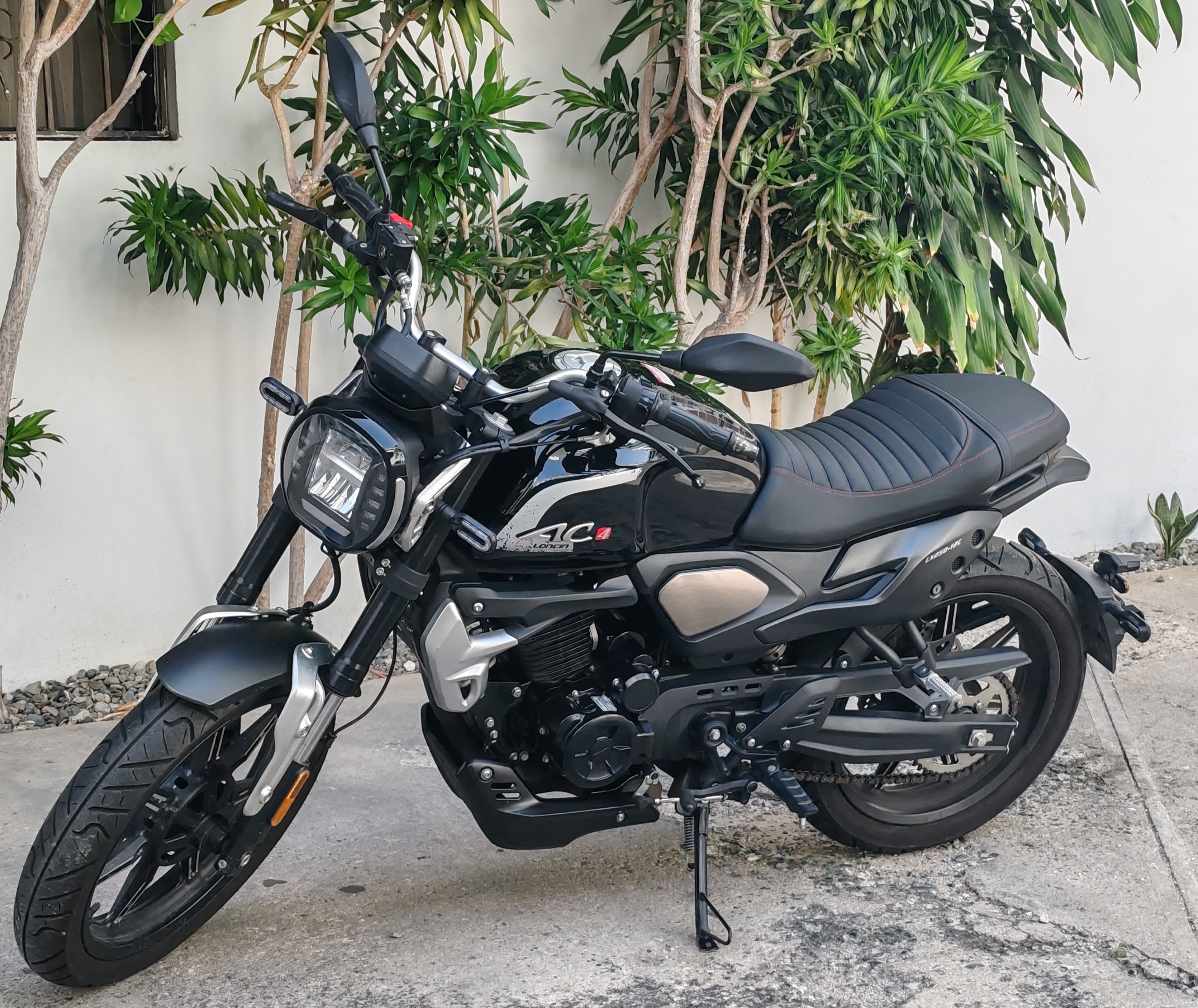 motores y pasolas - Loncin AC4 250C color negro Seminueva 0