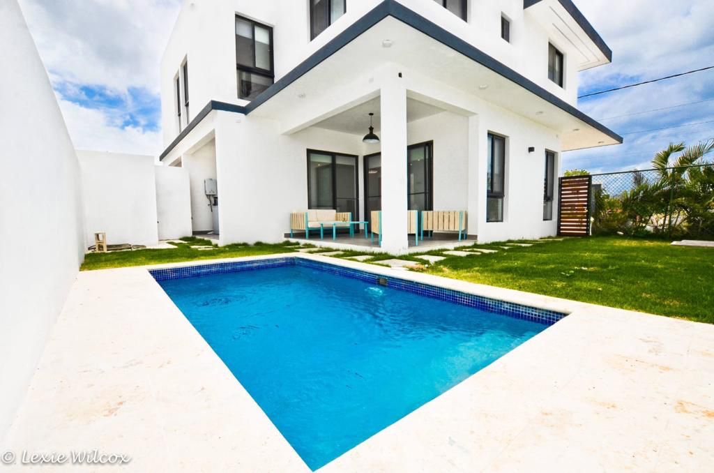 casas vacacionales y villas - Venta de Villa de lujo con piscina en brisas de punta cana zona turística  0