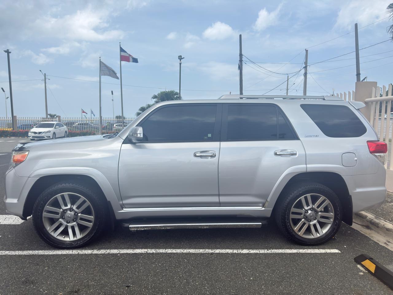 jeepetas y camionetas - Toyota 4runner 2011 como nueva  7