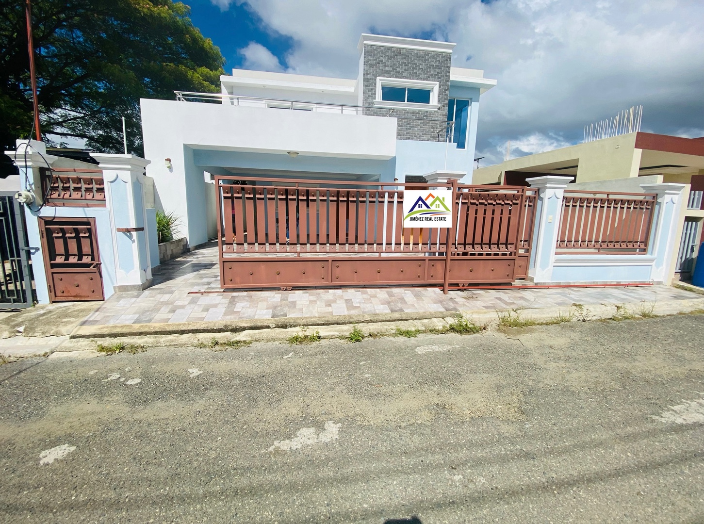 casas - ELEGANTE Y MODERNA CASA EN VENTA EN SANTIAGO DE LOS CABALLEROS
 0