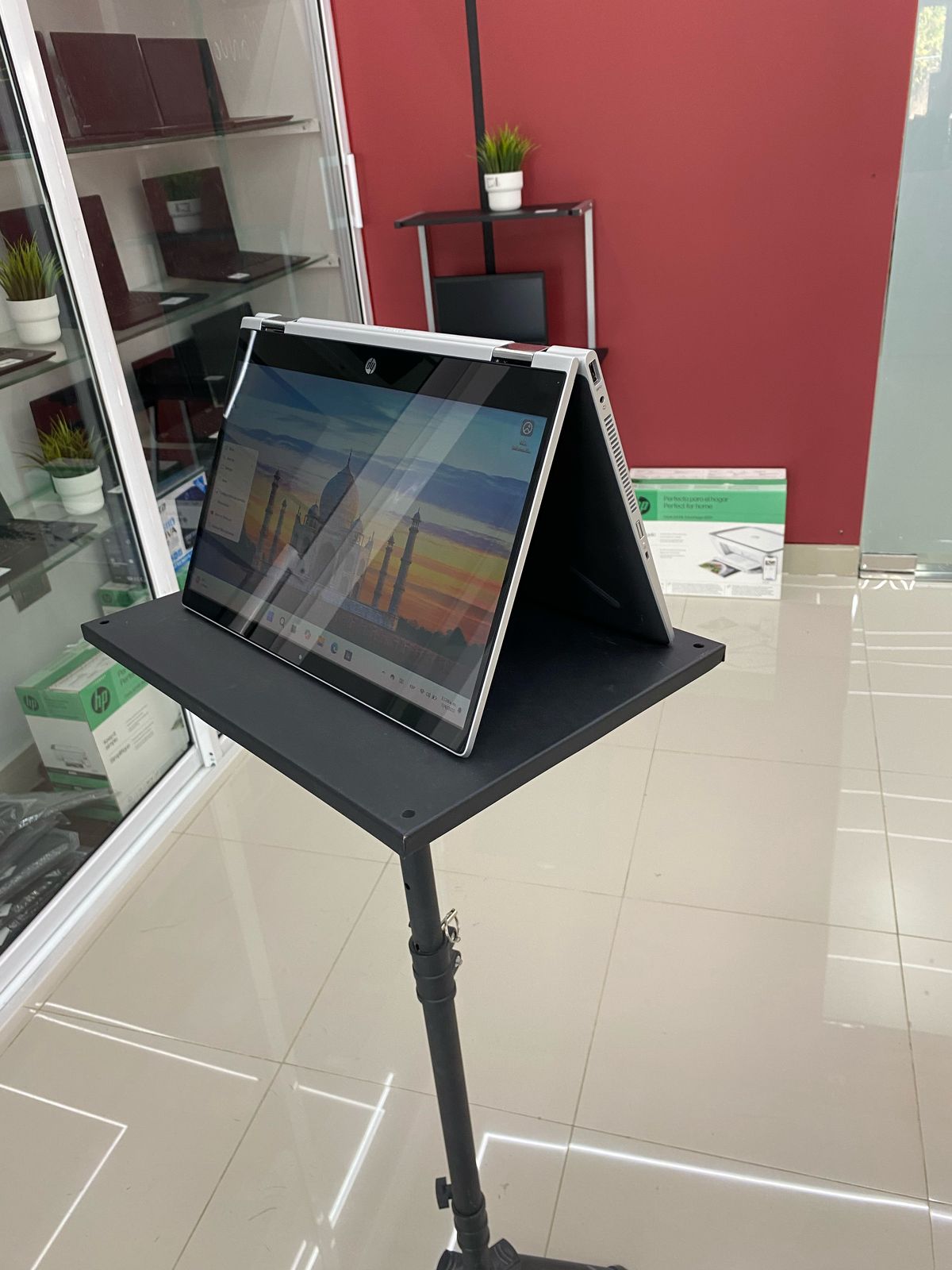 computadoras y laptops - Laptop HP Pavilion x360 2 en 1 de 14" i3 8va Gen 8 2