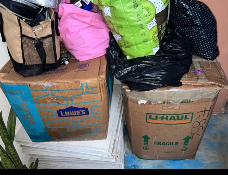 ropa para mujer - vendo dos cajas de ropa nuevas y usadas zapatos nuevos y usados y muchas cosas . 0