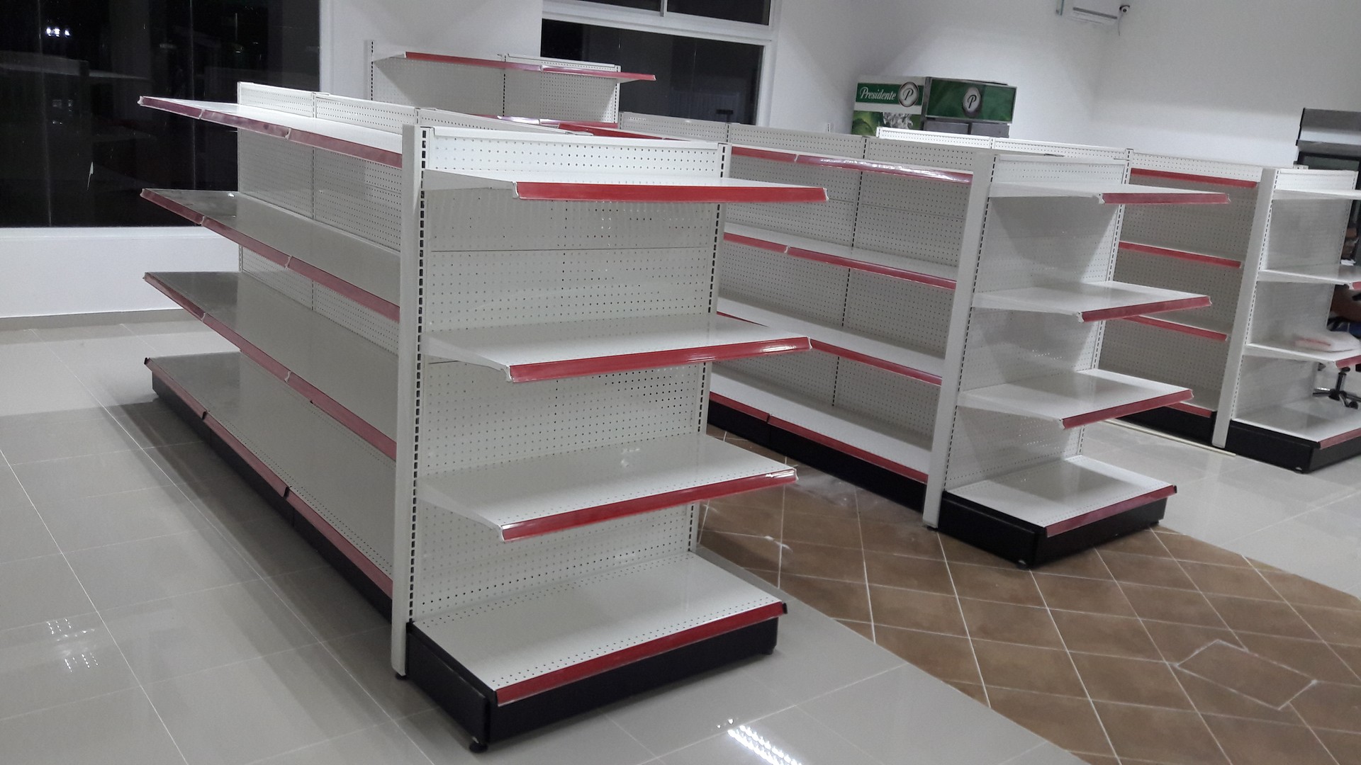equipos profesionales - GONDOLAS Y ESTANTERIA PARA EXHIBIR MERCANCIAS.