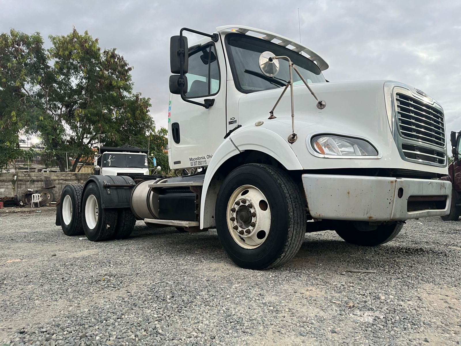 camiones y vehiculos pesados - Camión Cabezote FREIGHTLINER M2