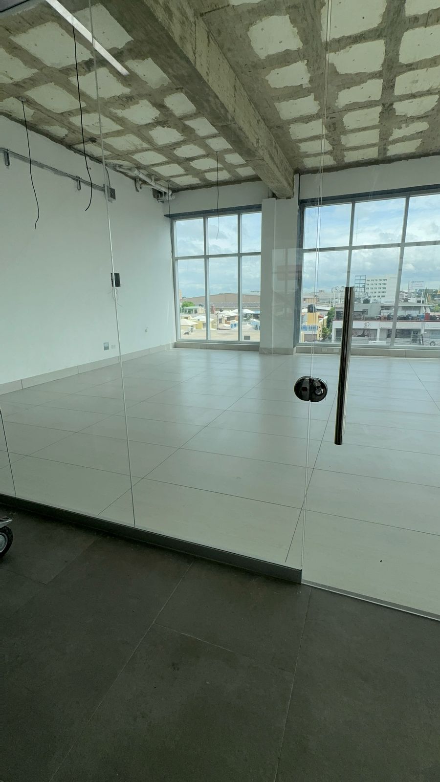 oficinas y locales comerciales - 🏢 ¡TU NEGOCIO IDEAL EN SANTO DOMINGO ESTE! 🌆 7