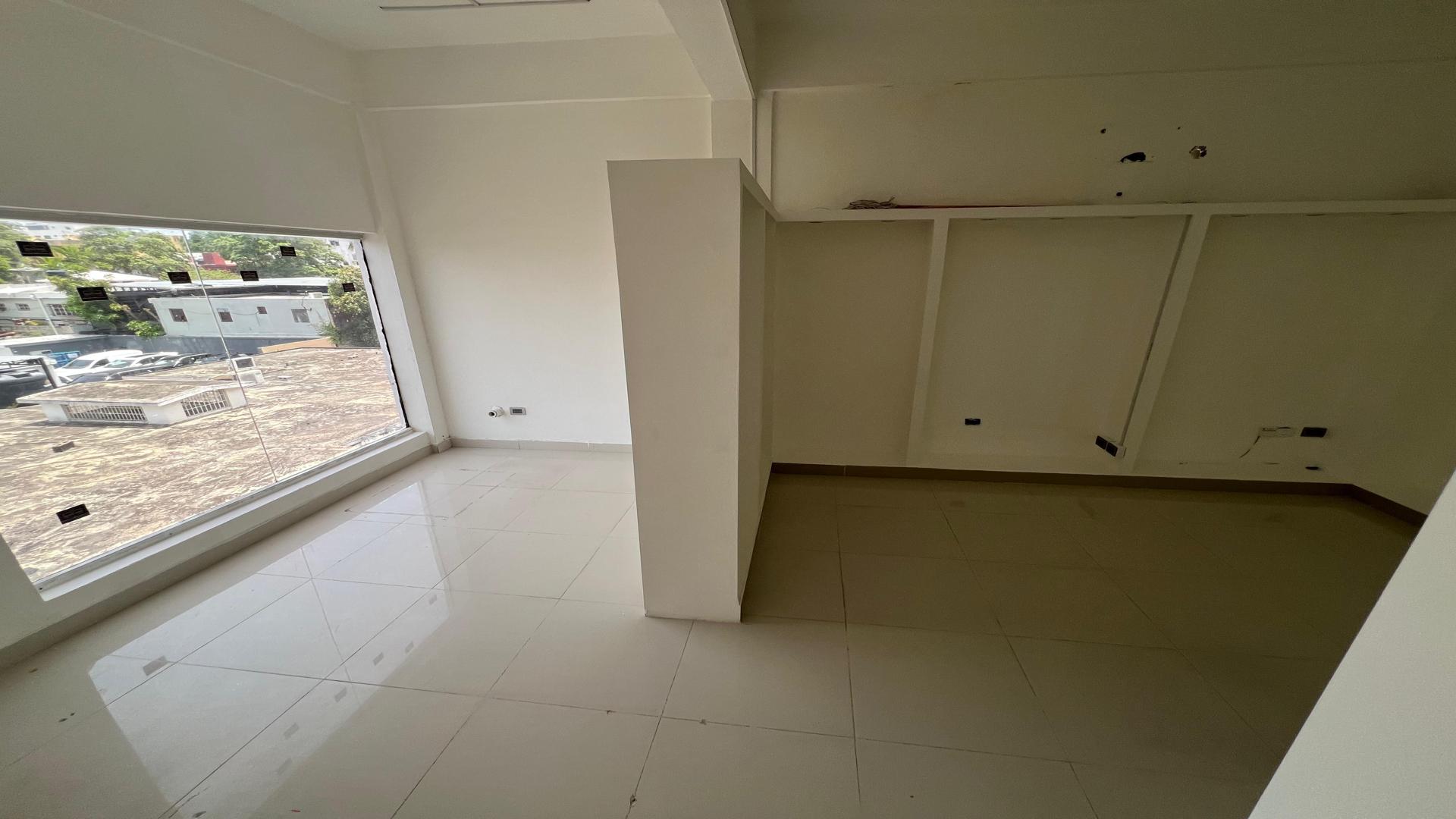 oficinas y locales comerciales - Alquiler Local en  Plaza Comercial en el Ensanche Quisqueya 3