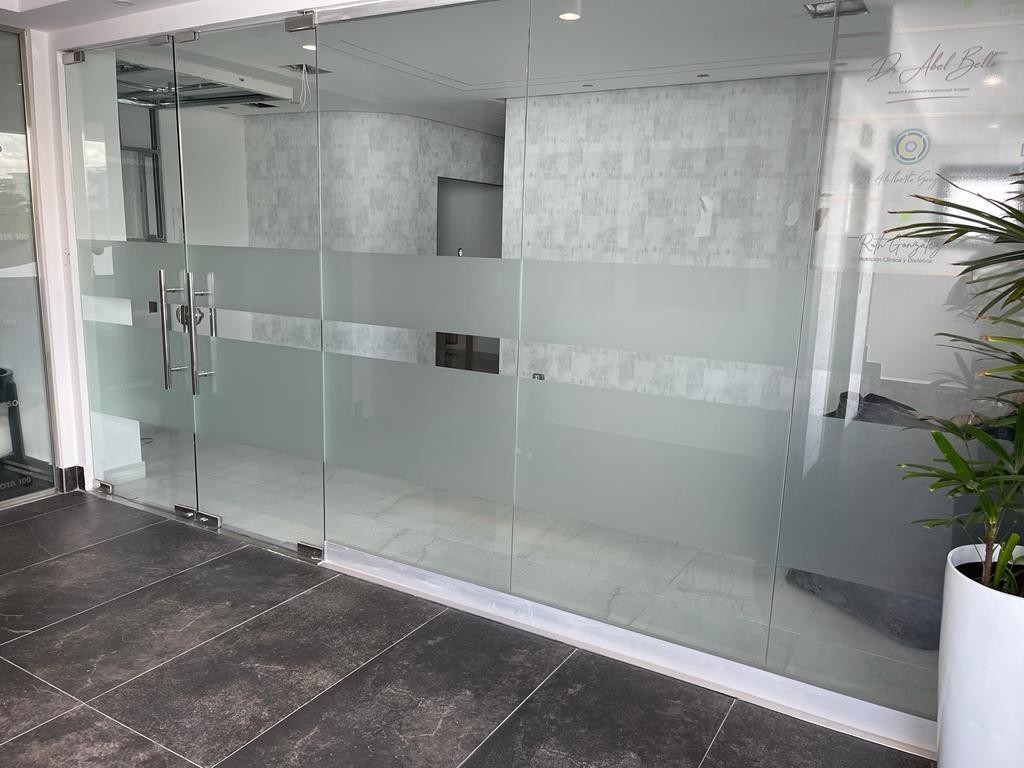oficinas y locales comerciales -  Local de 142 m2 en Prestigiosa Plaza Comercial 0