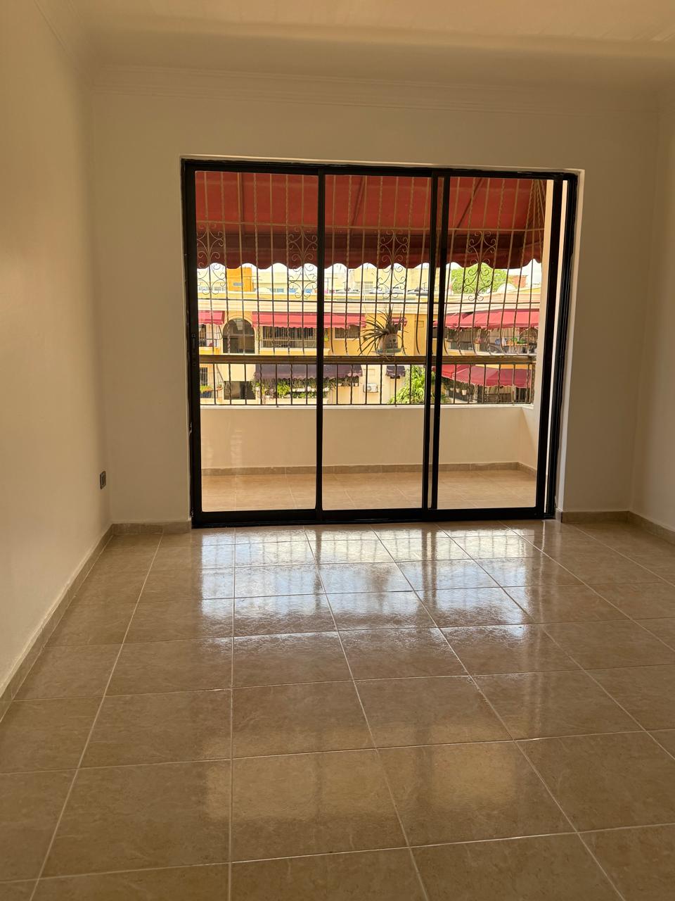 apartamentos - Apto remodelado de 3 hab con 2 parqueos en la Ind 8