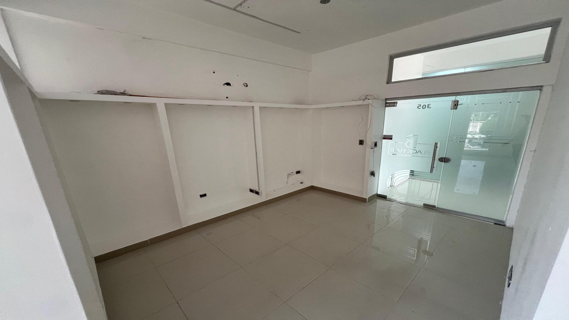 oficinas y locales comerciales - Alquiler Local en  Plaza Comercial en el Ensanche Quisqueya 4