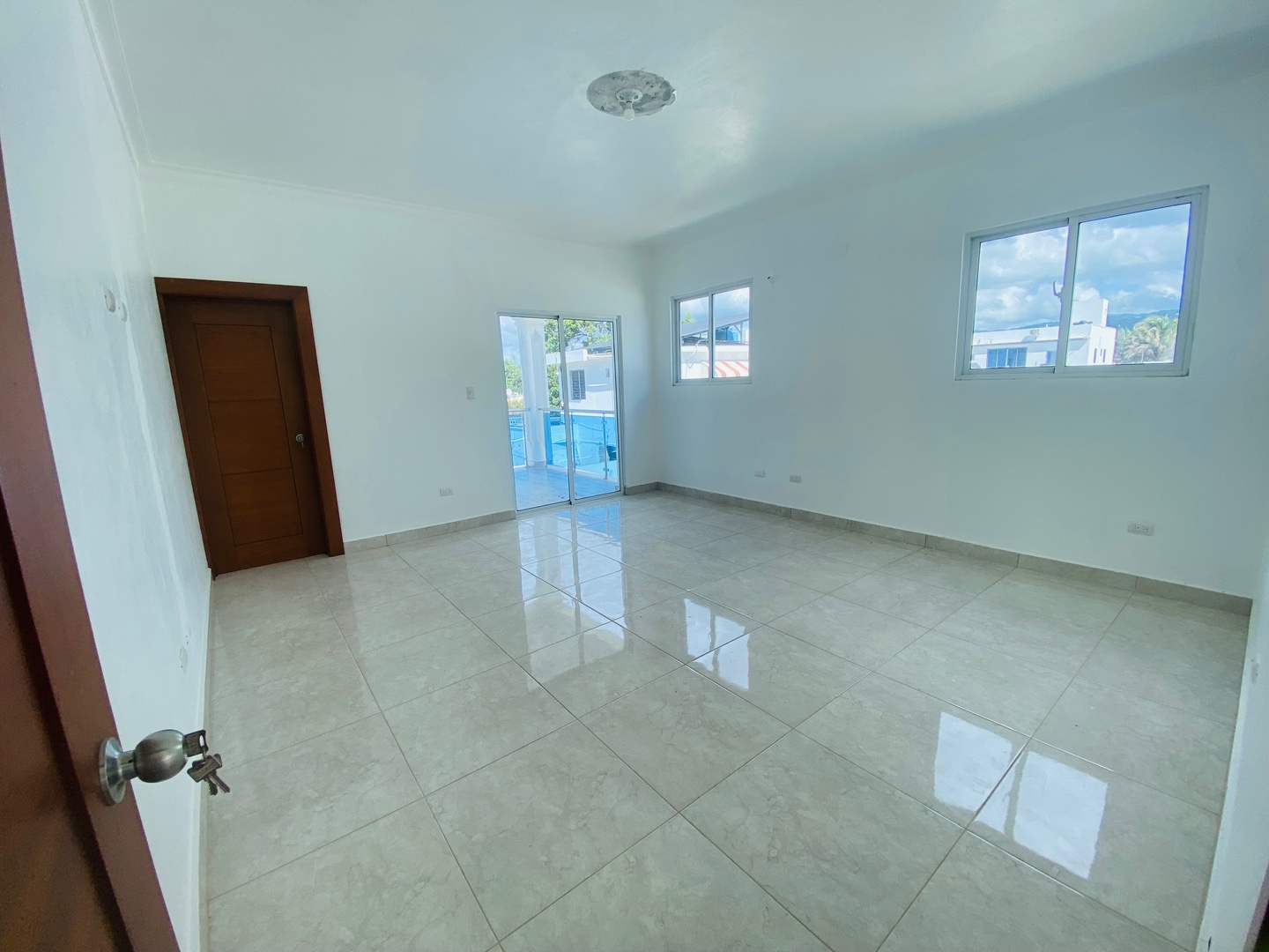 casas - ELEGANTE Y MODERNA CASA EN VENTA EN SANTIAGO DE LOS CABALLEROS
 2