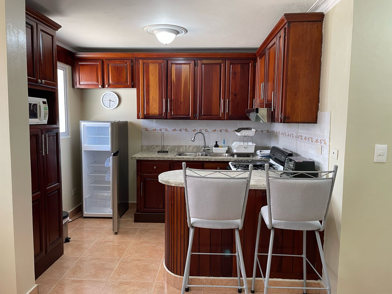 apartamentos - alquilo estudio amueblado atrás de pcmm santiago 