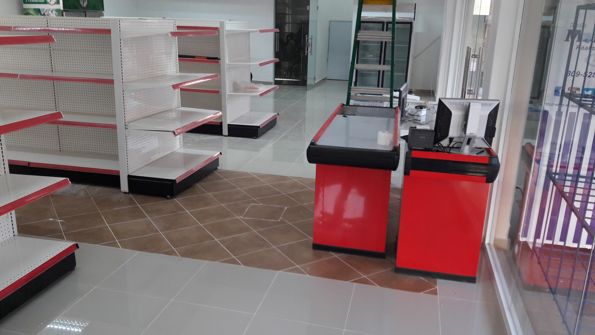 equipos profesionales - GONDOLAS Y ESTANTERIA PARA EXHIBIR MERCANCIAS. 2