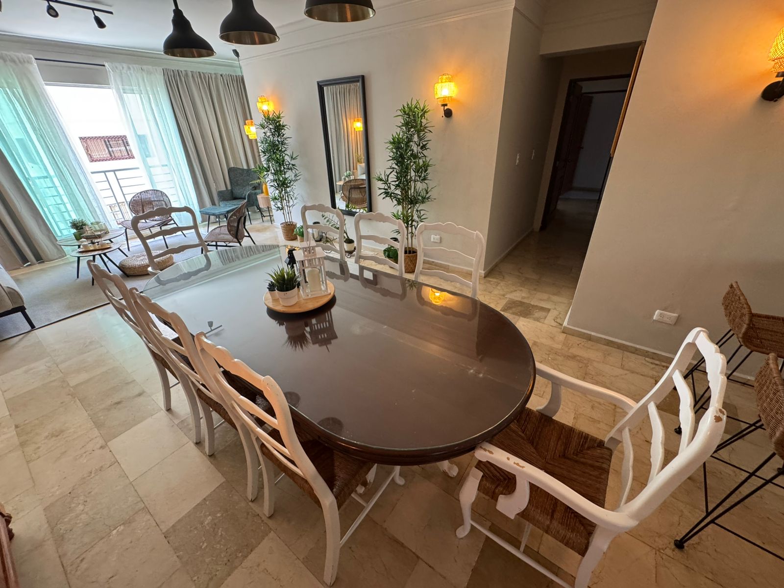 muebles y colchones - Comedor ovalado en caoba con tope de cristal. Con 10 sillas en caoba y pajilla. 2