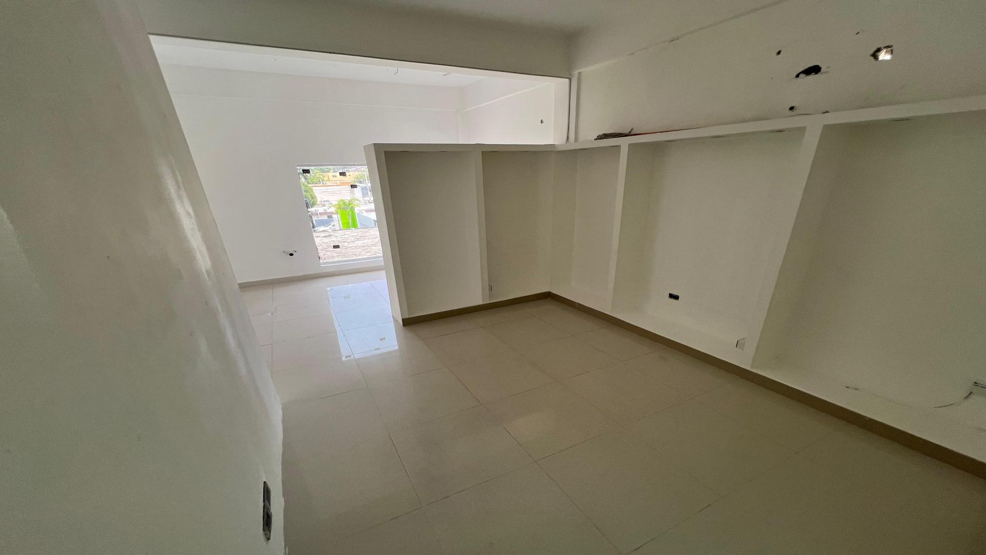 oficinas y locales comerciales - Alquiler Local en  Plaza Comercial en el Ensanche Quisqueya 5