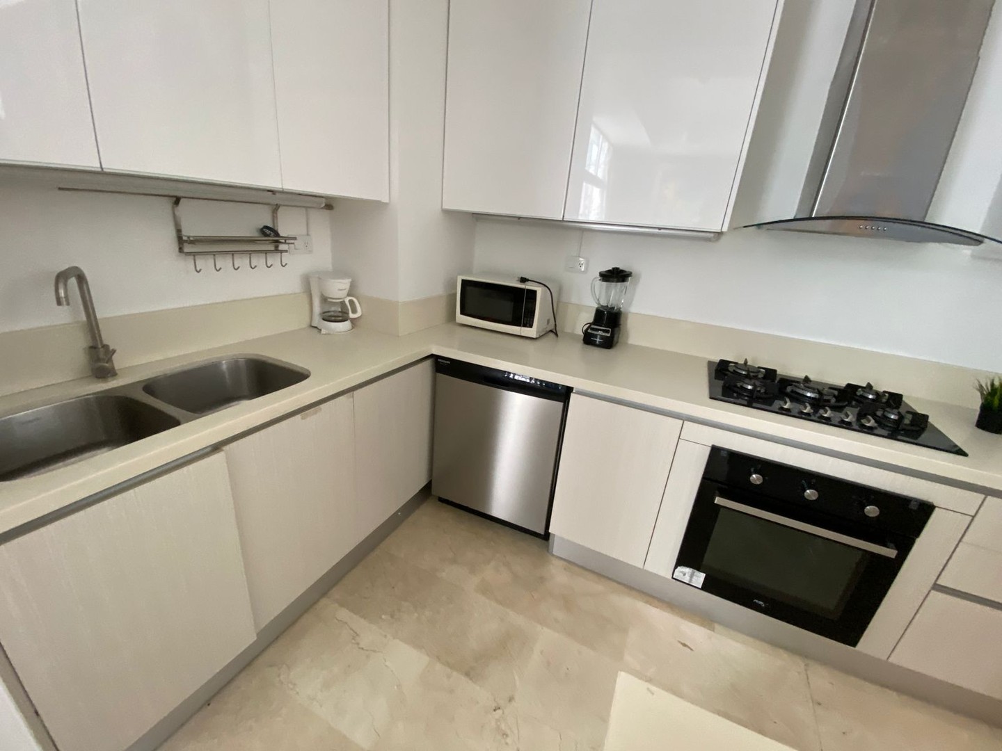 apartamentos - Amplio apartamento completamente amueblado a 1 esquina de la Churchill 6