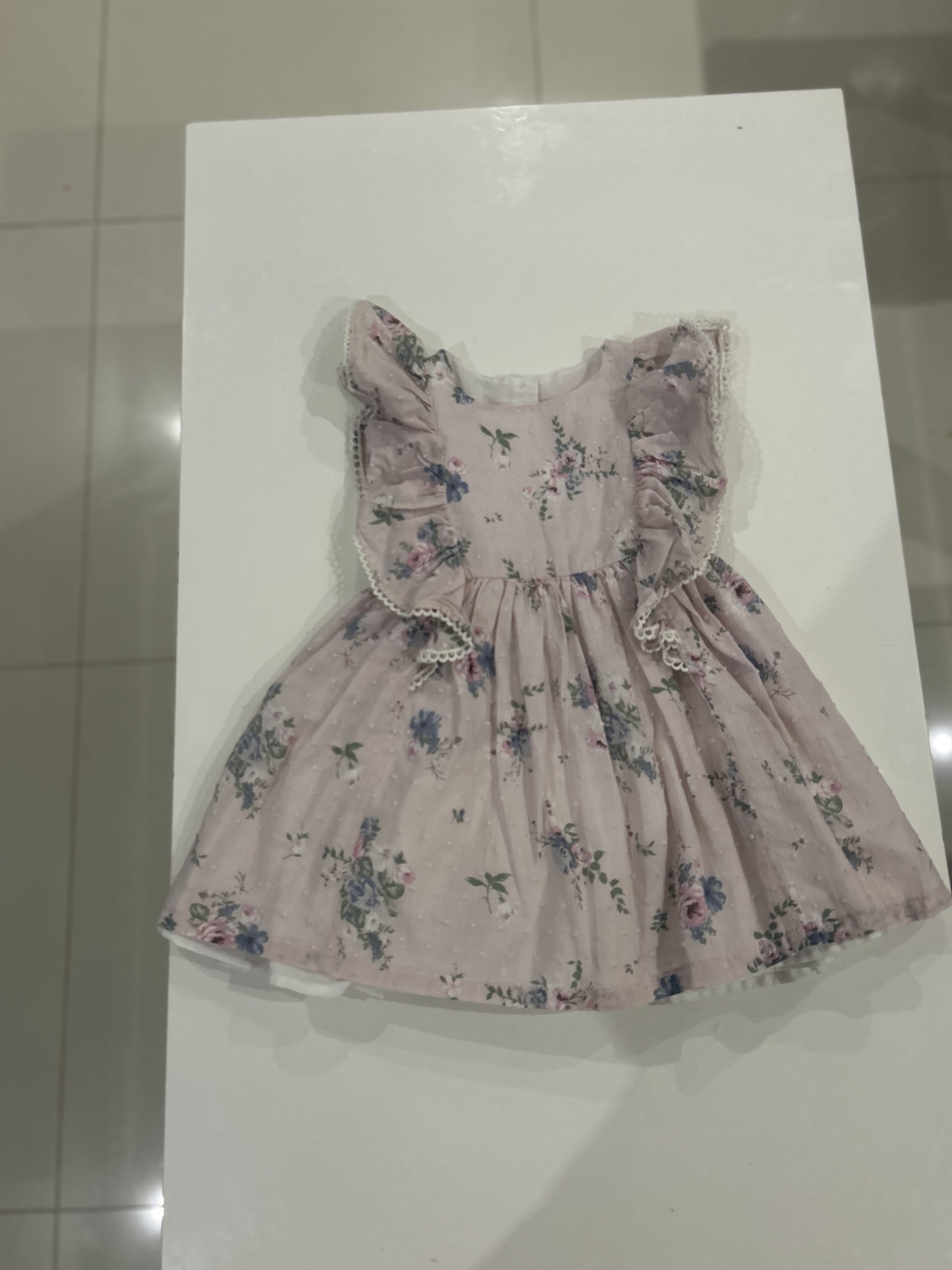 ropa y zapatos - Vendo en combo 5 outfits para niñas de 2 años 0