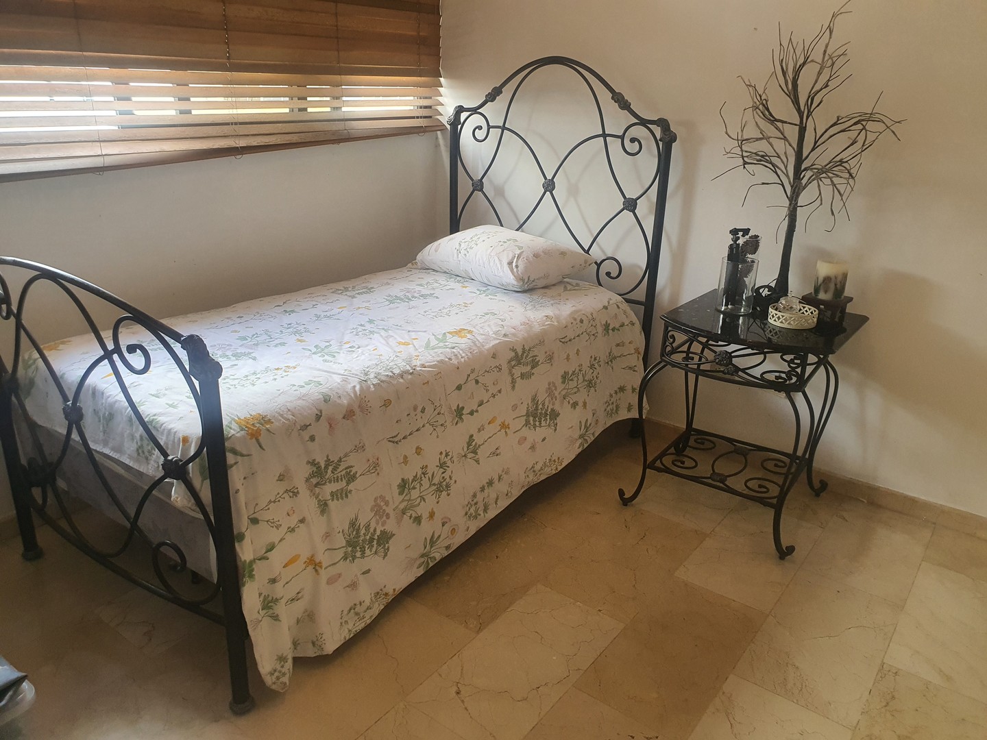 muebles y colchones - Juego Cama y mesa hierro y tope marmol 0