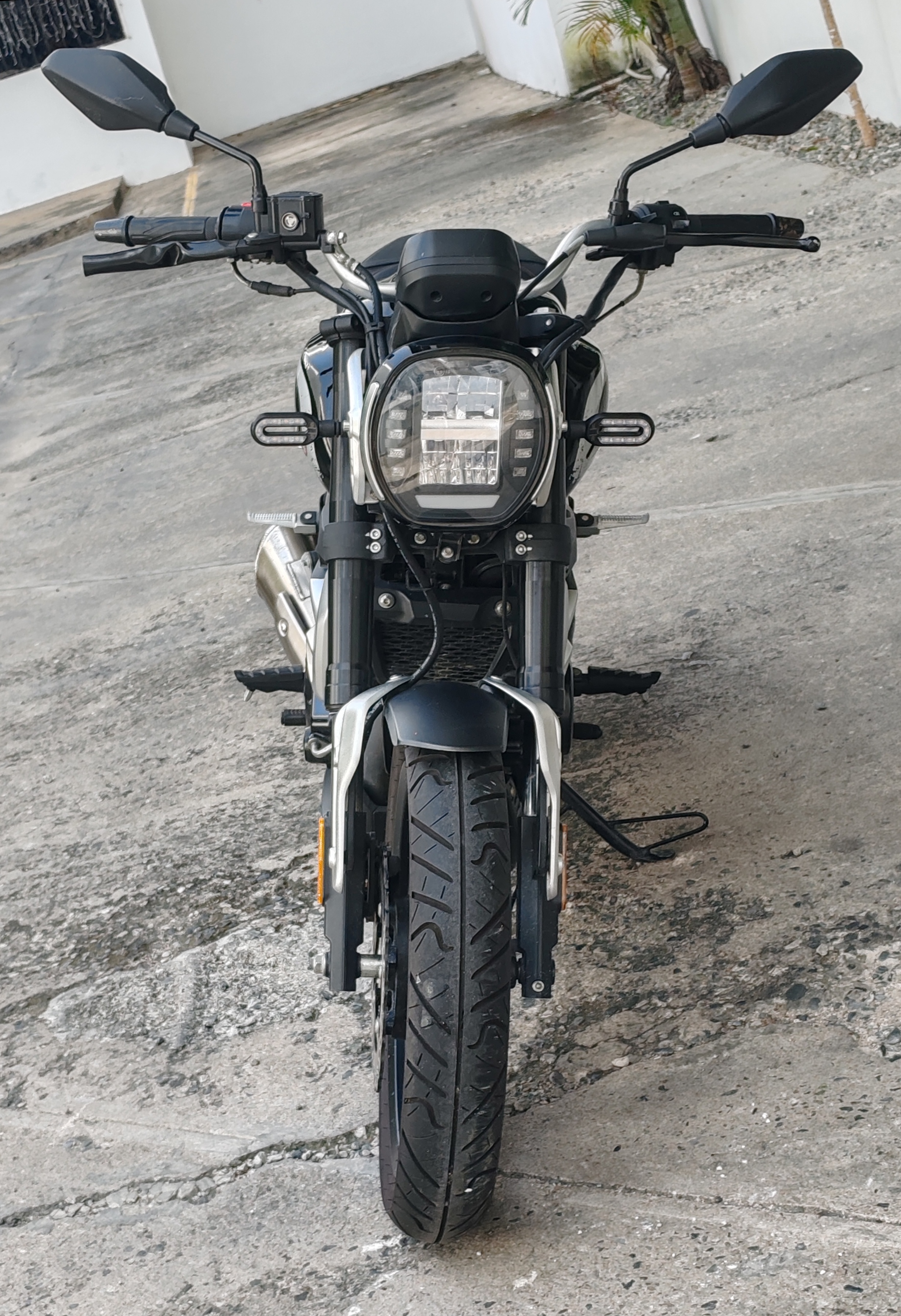 motores y pasolas - Loncin AC4 250C color negro Seminueva 2