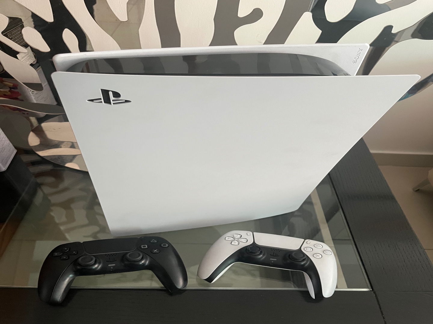 consolas y videojuegos - PlayStation 5 con dos controles como nuevo . 0