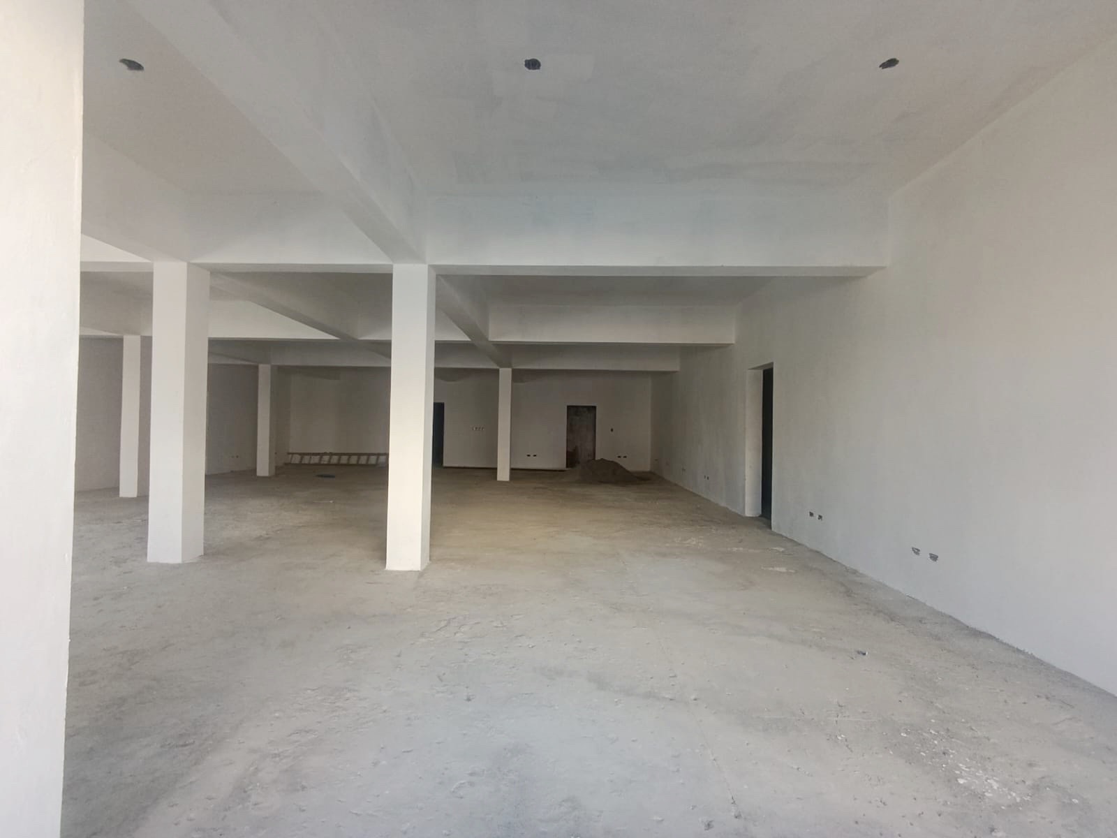 oficinas y locales comerciales - Local esquinero amplio 4