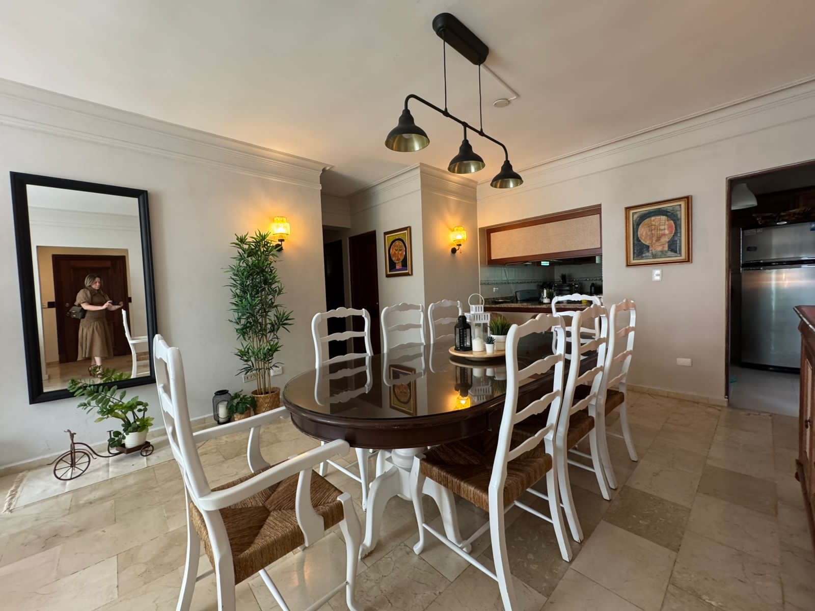 muebles y colchones - Comedor ovalado en caoba con tope de cristal. Con 10 sillas en caoba y pajilla. 3