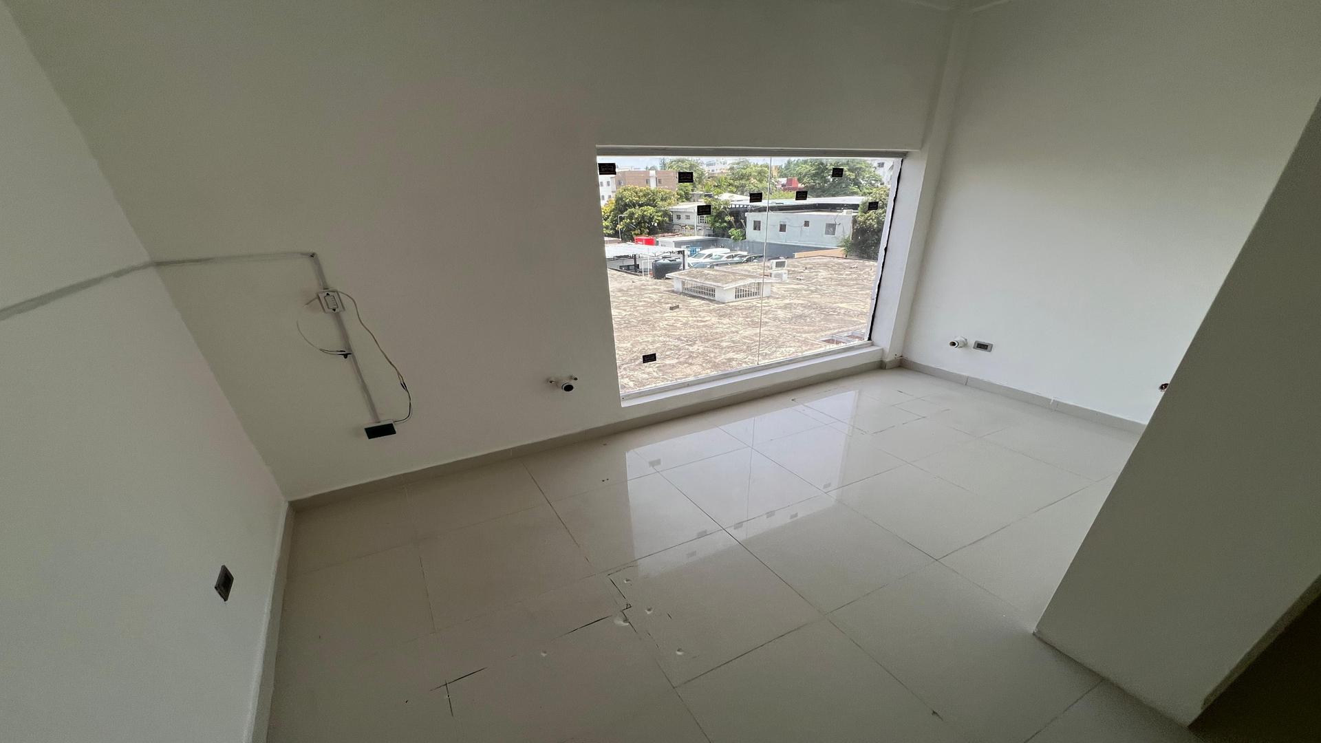 oficinas y locales comerciales - Alquiler Local en  Plaza Comercial en el Ensanche Quisqueya 6