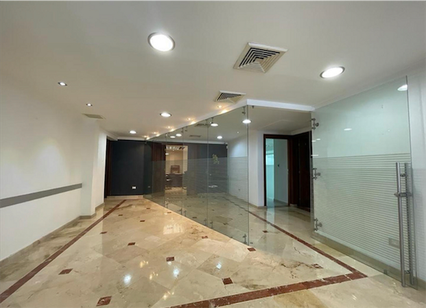 oficinas y locales comerciales - Local amplio en Naco 600 m 7