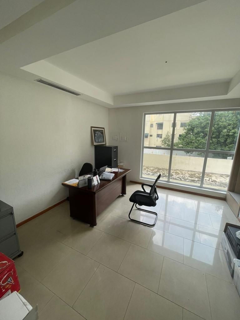 oficinas y locales comerciales - Piantini local de 174m2 2do piso 7 parqueos 0