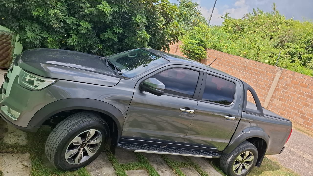 jeepetas y camionetas - Vendo por regreso en europa jeepeta jac turbo diesel casi nueva 0