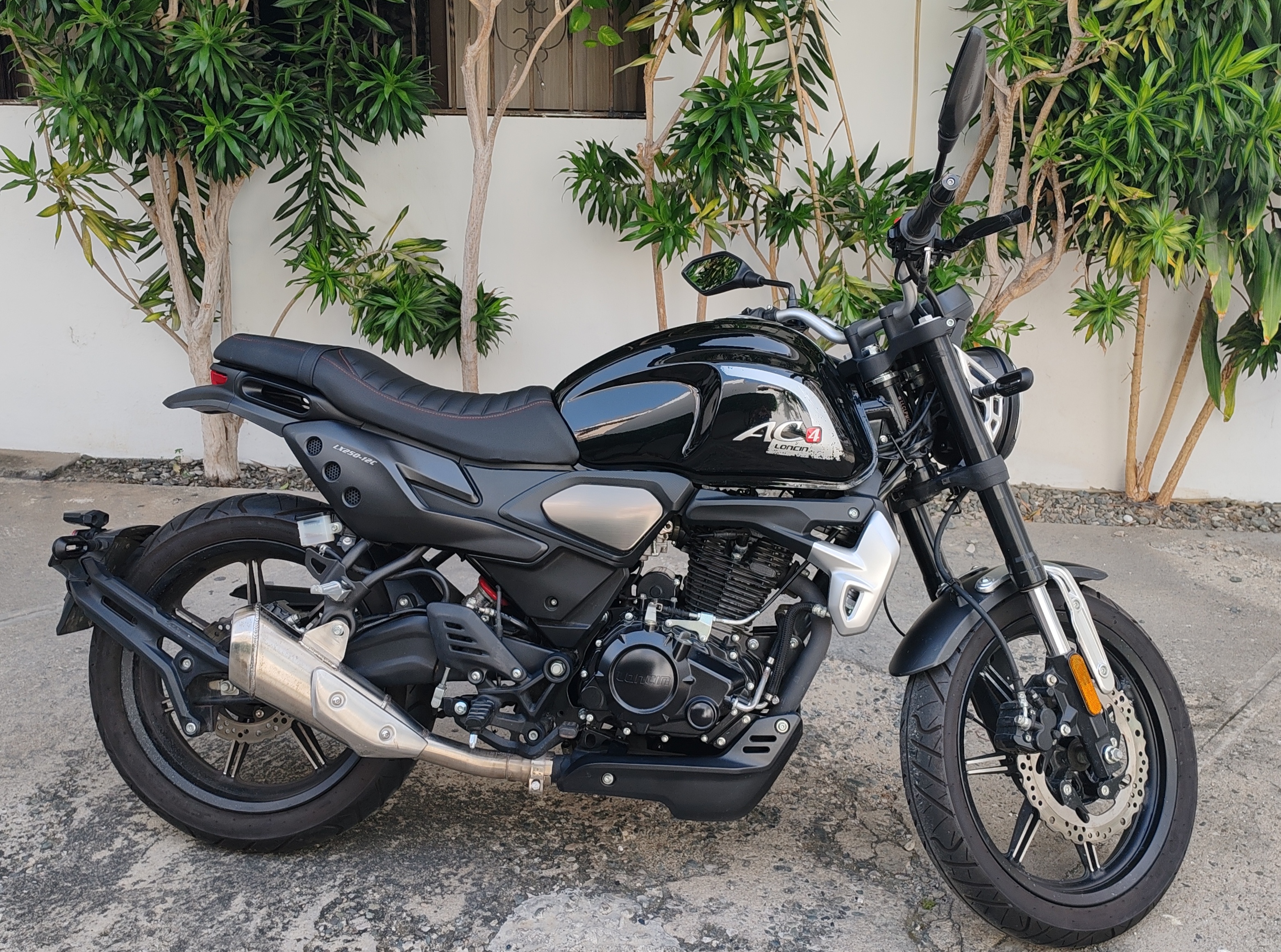 motores y pasolas - Loncin AC4 250C color negro Seminueva 3