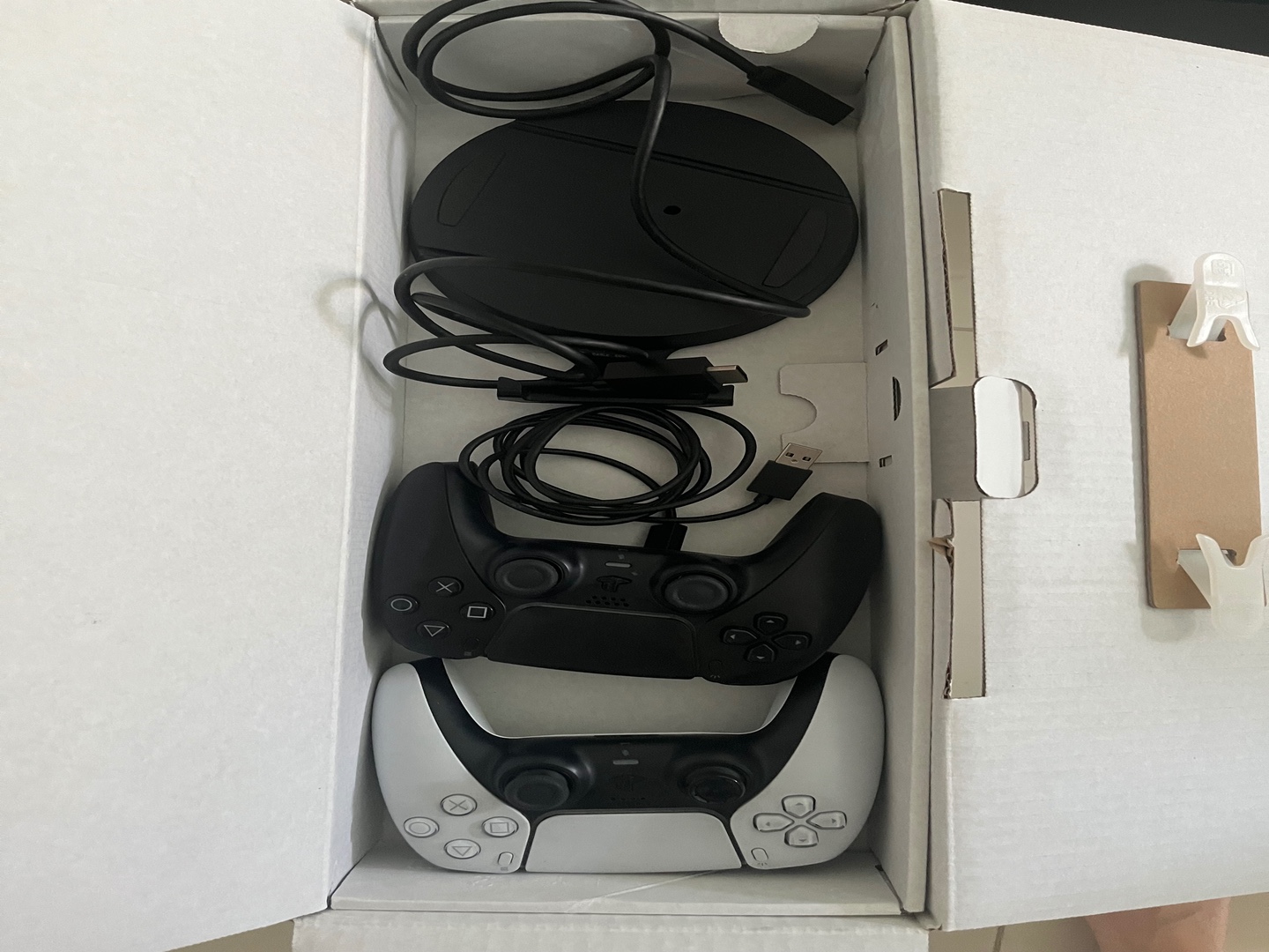 consolas y videojuegos - PlayStation 5 con dos controles como nuevo . 1