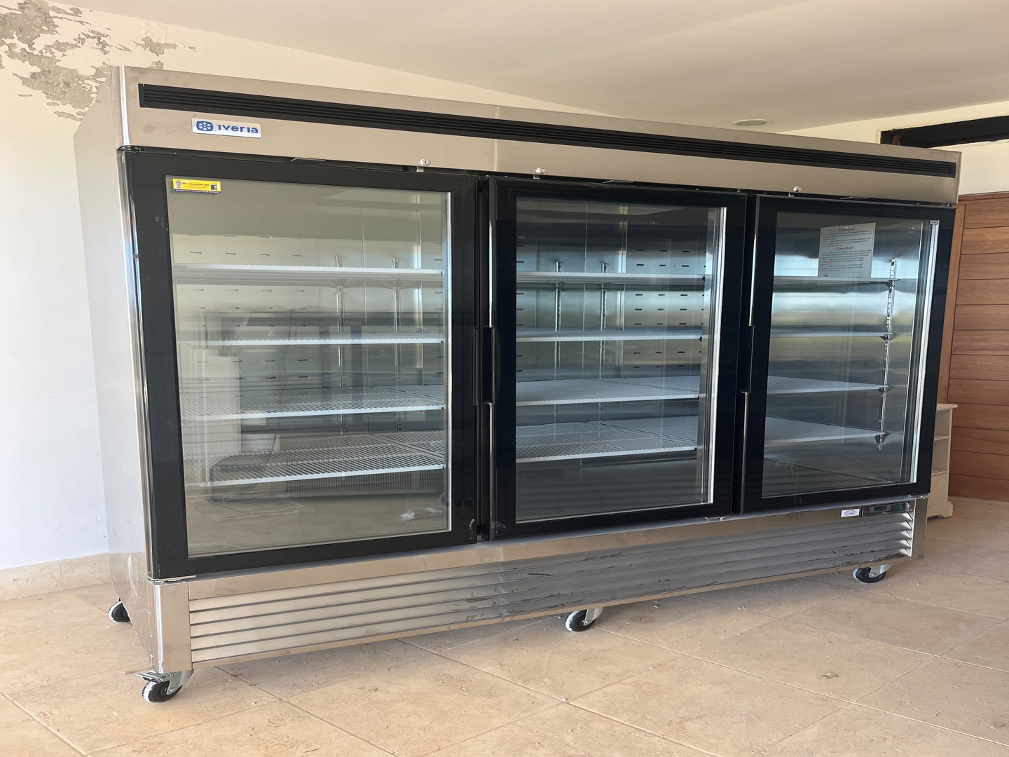 equipos profesionales - Nevera de 3 puertas grande para negocio  1