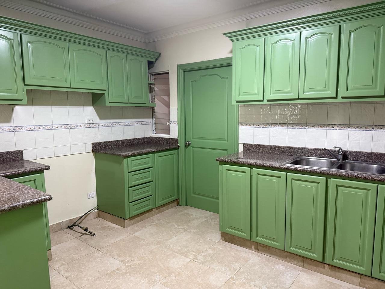 apartamentos - SE ALQUILA AMPLIO Y HERMOSO APARTAMENTO EN BELLA VISTA!