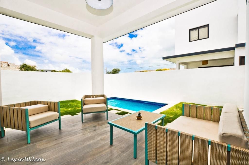 casas vacacionales y villas - Venta de Villa de lujo con piscina en brisas de punta cana zona turística  5
