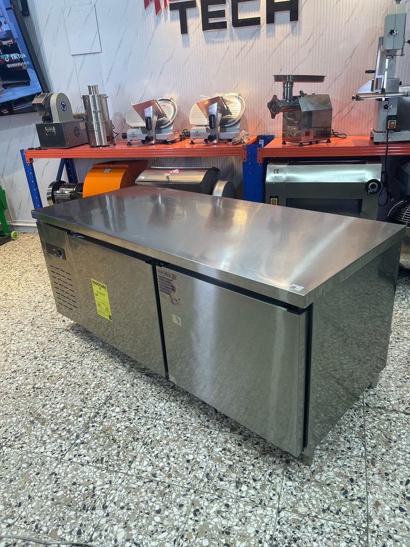 equipos profesionales - Mesa de trabajo para cocina con refrigerador 1