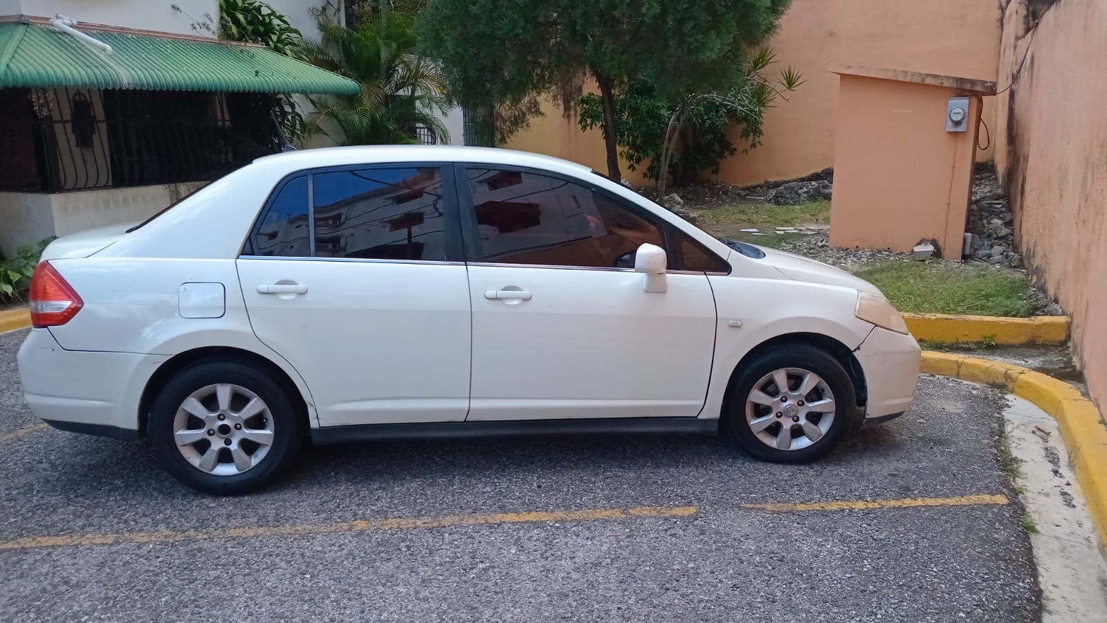 carros - Nissan versa (tiida)  1