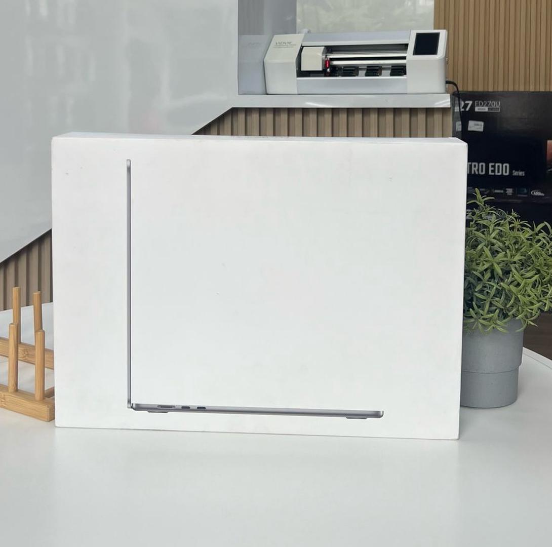 computadoras y laptops - MacBook Air 15” M3 16GB RAM 512GB SSD SELLADA  1