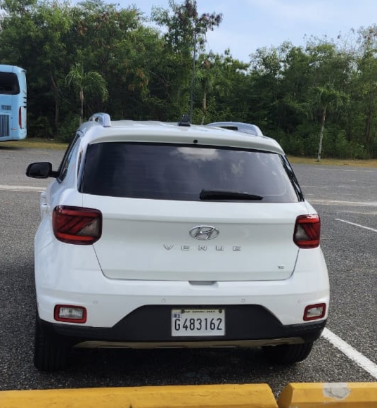 jeepetas y camionetas - Hyundai Venue 2020 – Excelente estado, full equipo
 3