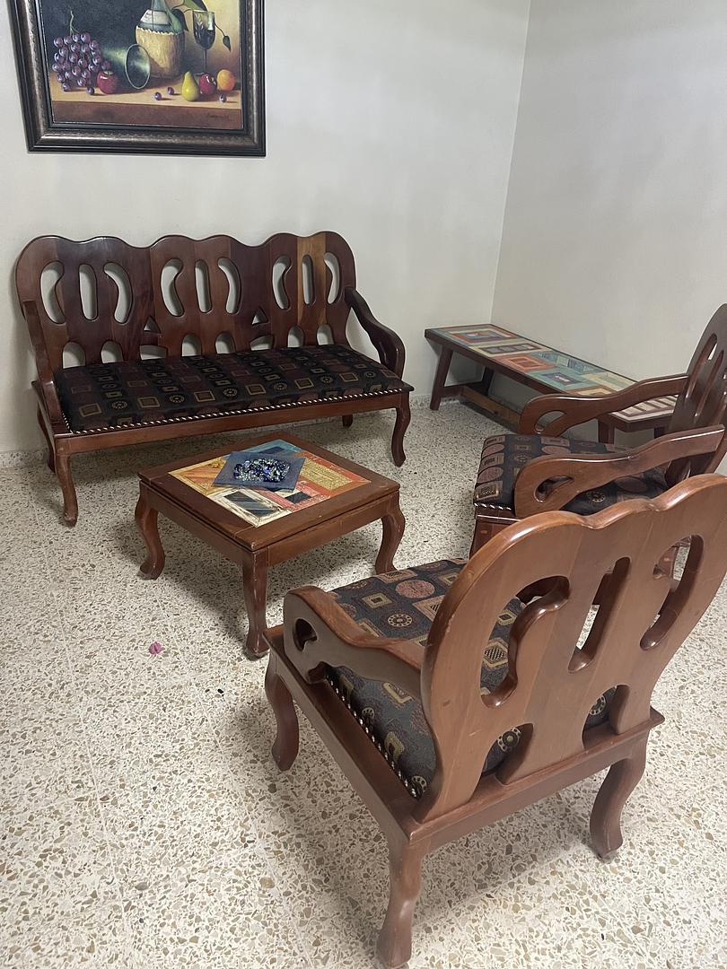 muebles y colchones - Vendo juego de 3 butacas y mesa de centro en caoba. RD$15000 1