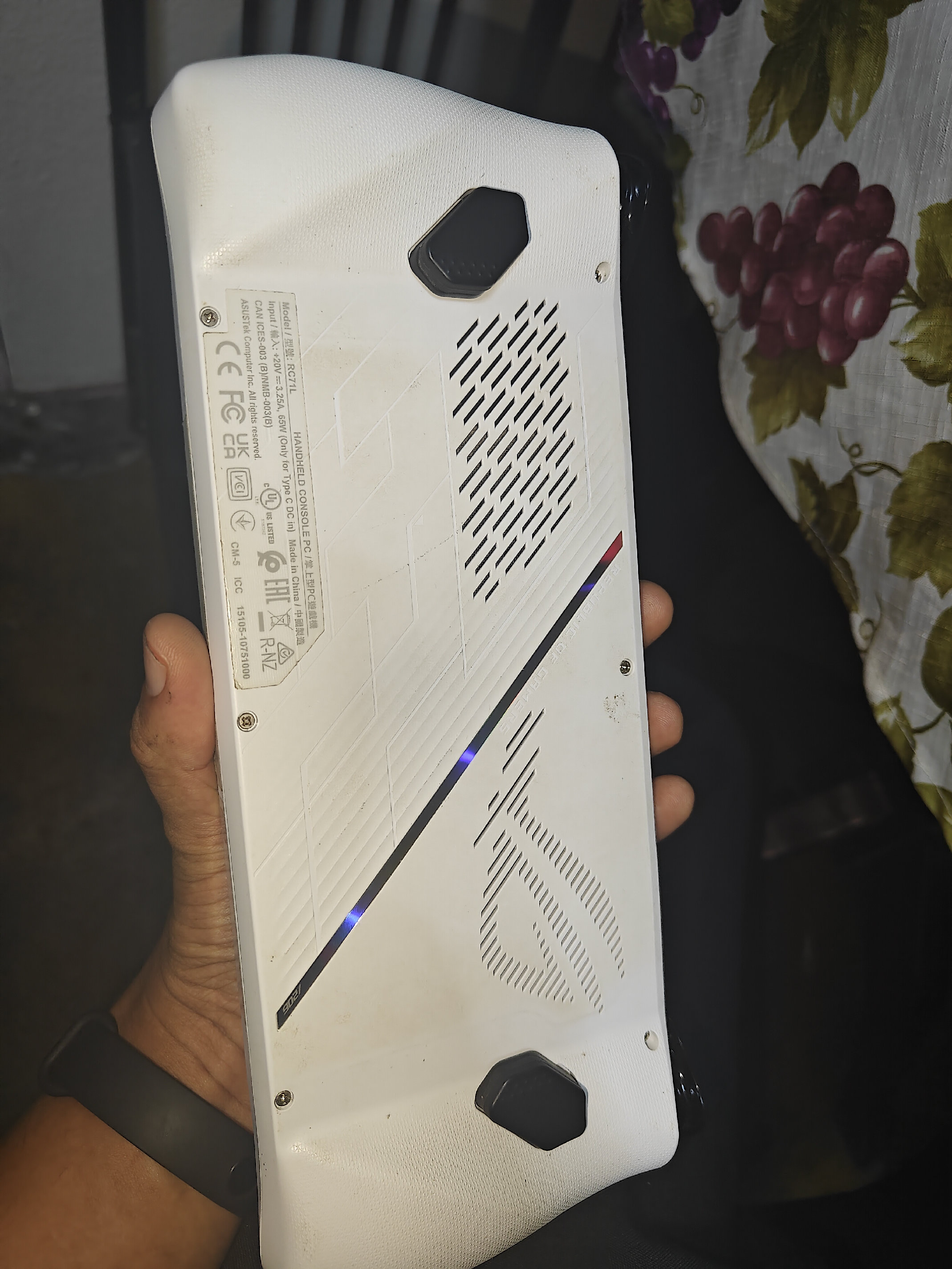 consolas y videojuegos - Asus Rog Ally z1 extreme. 9/10. con su cargador, caja y stand. 5
