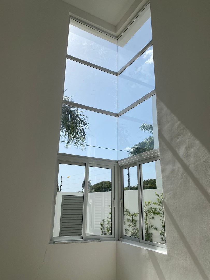casas - Hermosa Casa de 2 Niveles en Proyecto Cerrado, Llanos de Gurabo  2