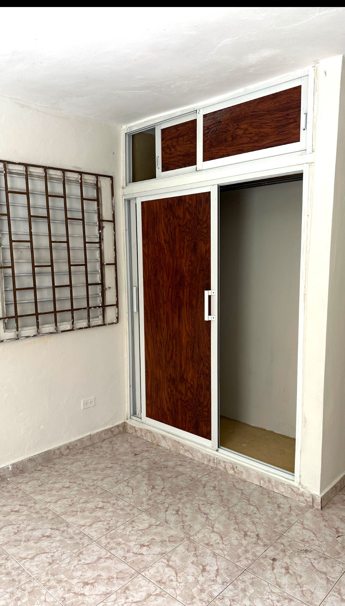 apartamentos - Apto estudio pequeño 3er nivel en Sto. Dgo. Este – Incluye agua y luz 💡  1