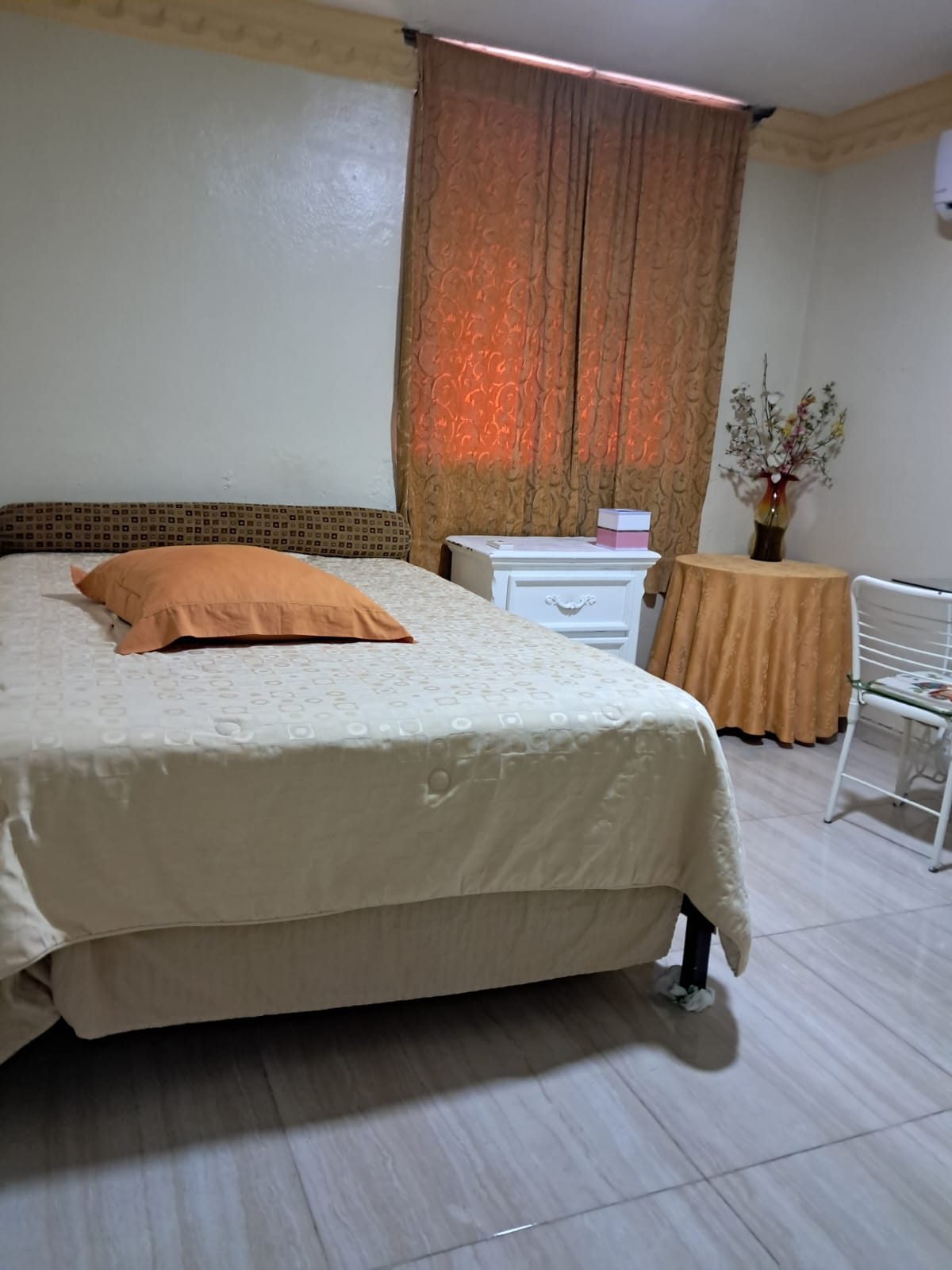 habitaciones y viviendas compartidas - Alquilo Habitación Amueblada Av. Abraham Lincoln 2