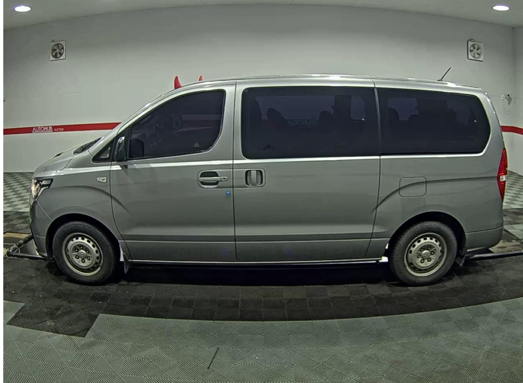 jeepetas y camionetas - HYUNDAI GRAND STAREX 2019 GRIS DIESEL 2