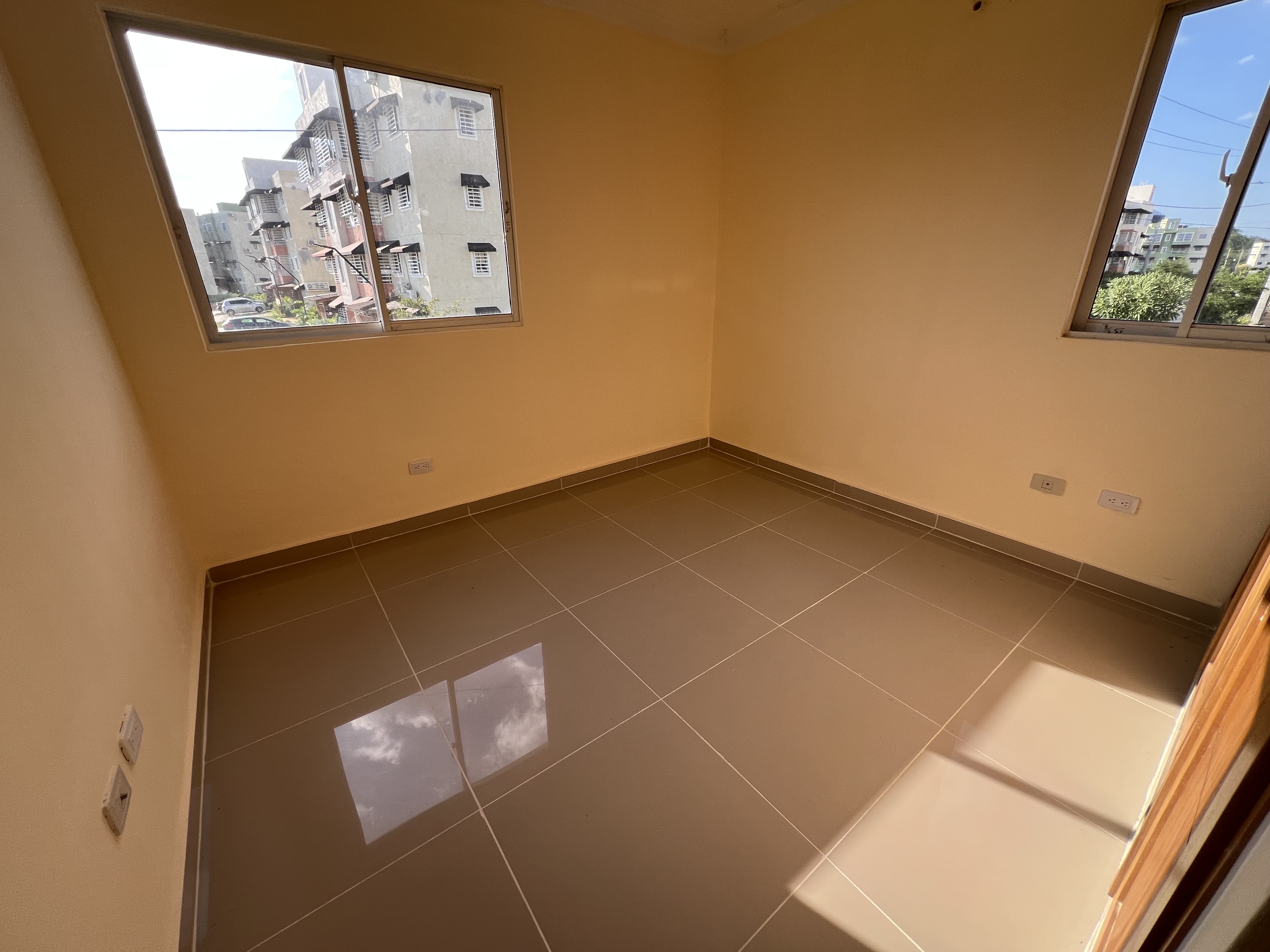 apartamentos - venta de apartamento 2do nivel con 2 parqueos en la autopista de San isidro  7