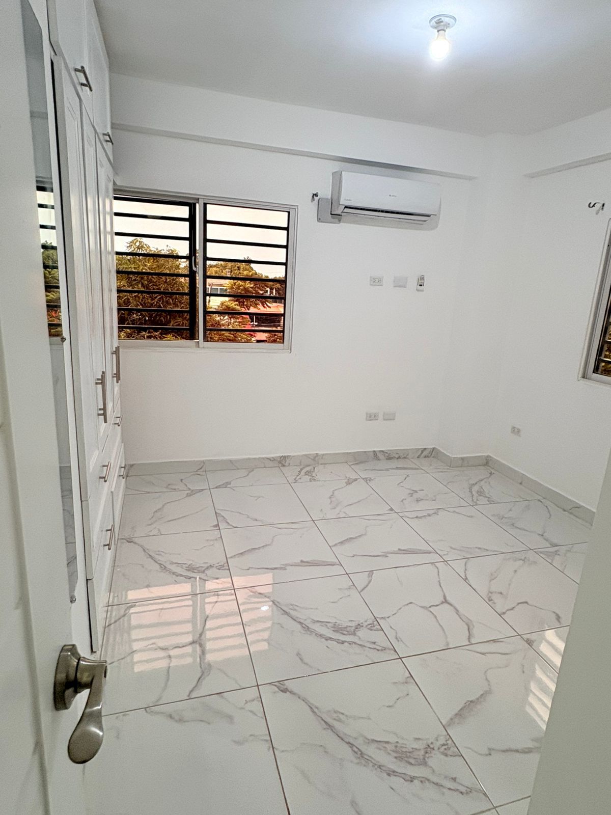 apartamentos - Rento moderno apartamento en Ensanche Ozama Santo Domingo Este. Línea blanca  3