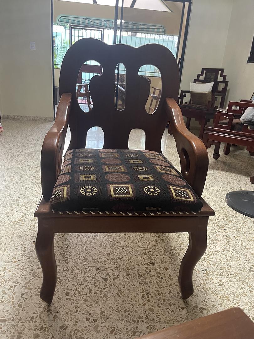 muebles y colchones - Vendo juego de 3 butacas y mesa de centro en caoba. RD$15000 2