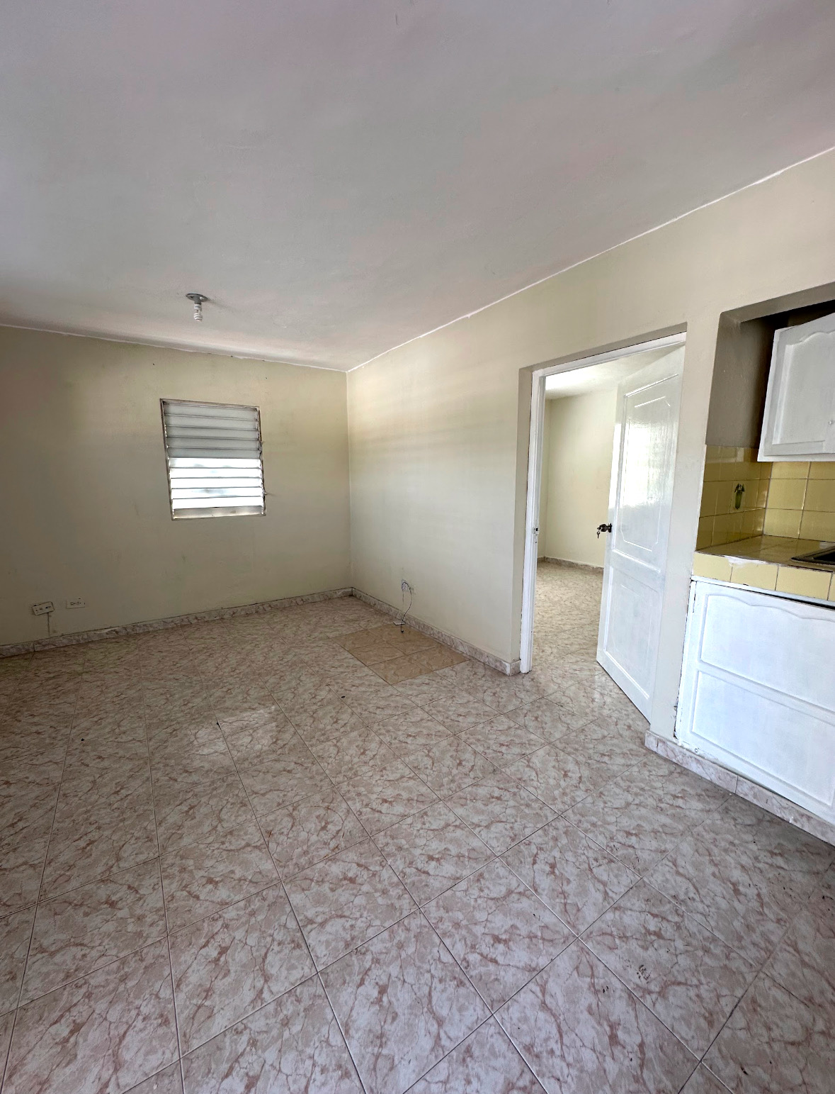 apartamentos - Apto estudio pequeño 3er nivel en Sto. Dgo. Este – Incluye agua y luz 💡  2
