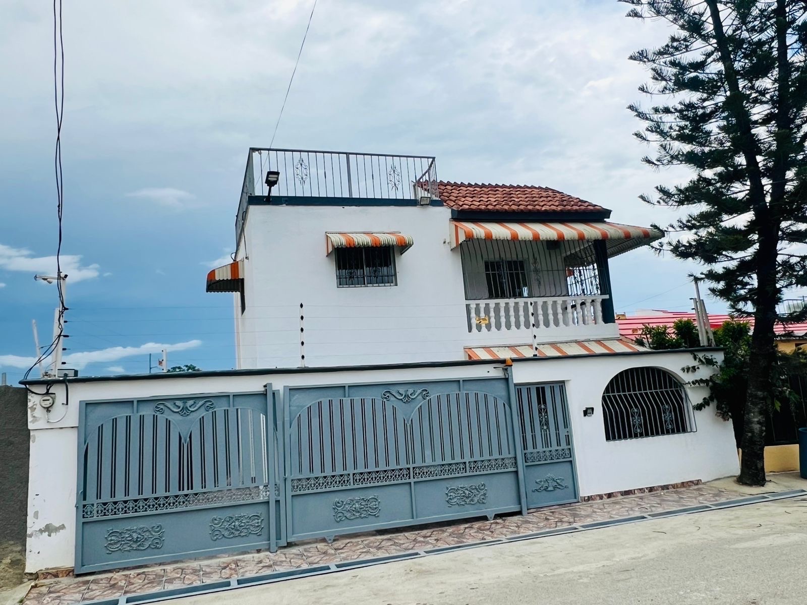 casas - venta de casa en la charles de Gaulle próximo a la sirena Santo Domingo este  0