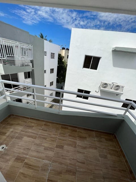 apartamentos - Apartamento en venta #24-460 de 3 habitaciones, 2 puestos, 2 baños completos. 3